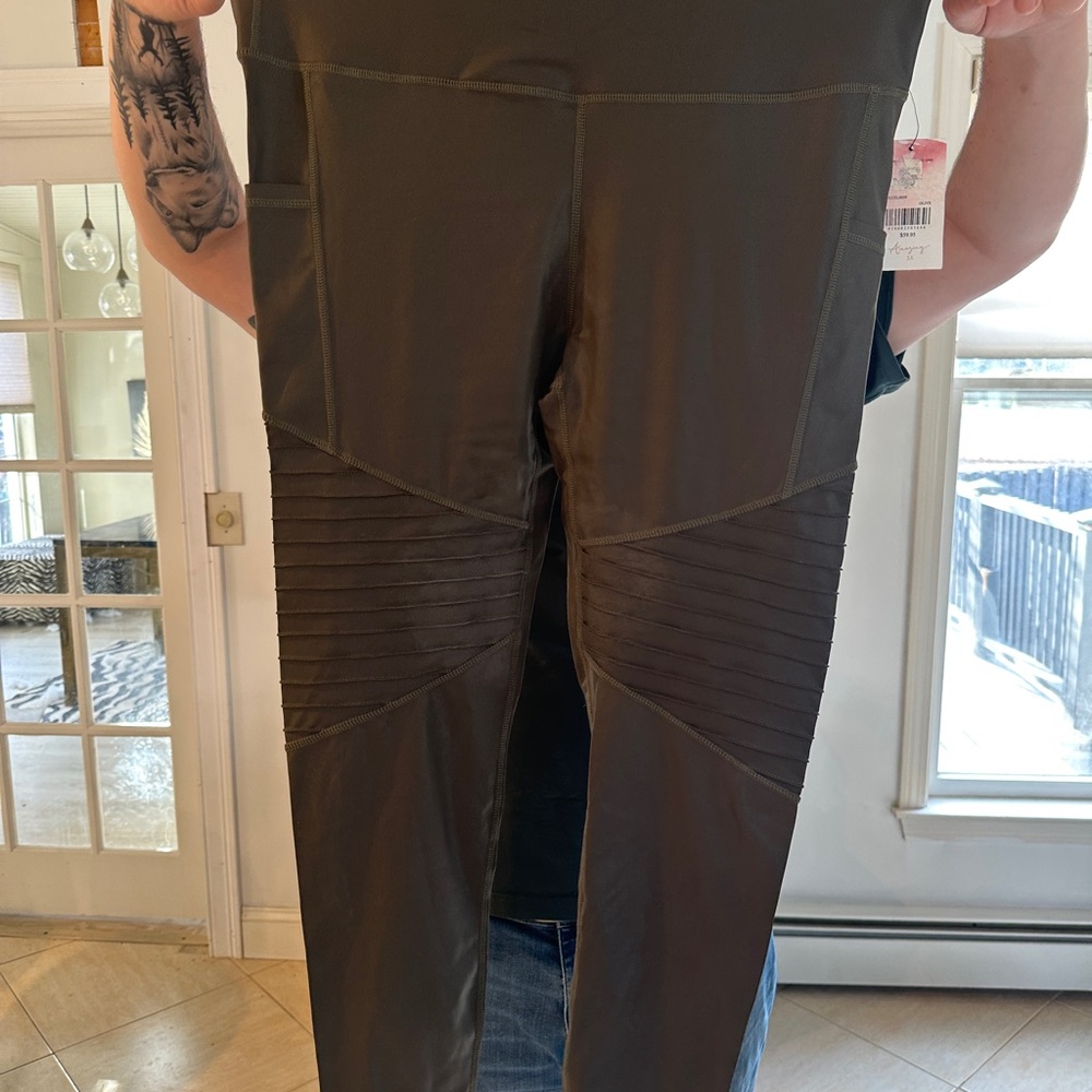 Moto-Style Stretch Leggings – Olive
